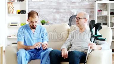 在养老院里，一位男护士正在和一位拄着拐杖的老人谈话